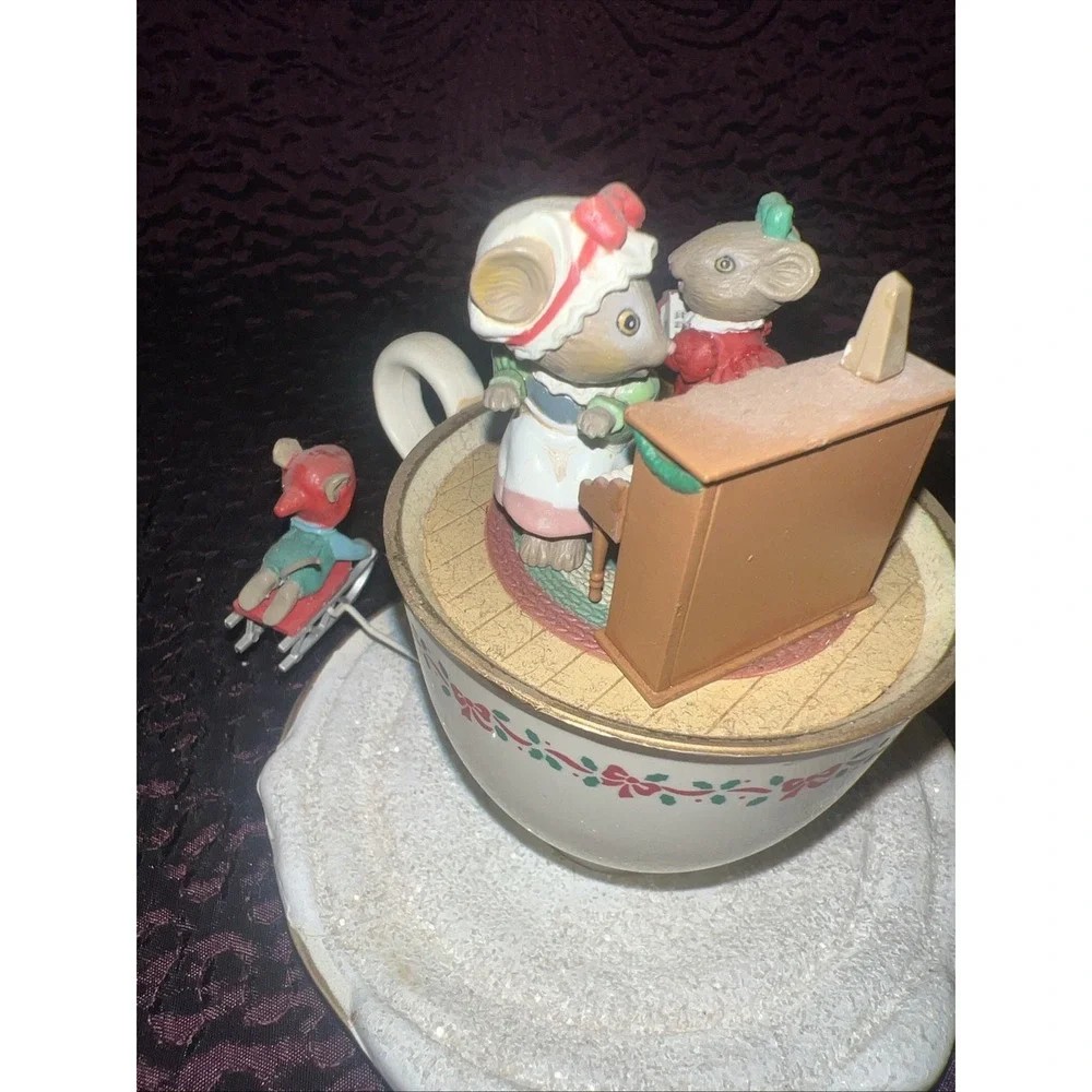 Enesco M. Gilmore designs, winter‎ wonderland, mini musical music box Mice Sled